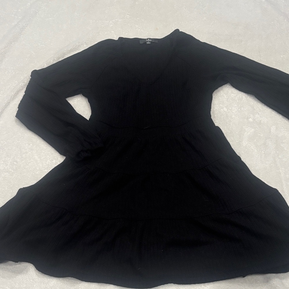 ⭐️ 2/$10 - Lulu’s Black V-Neck Long Sleeve Tiered Dress